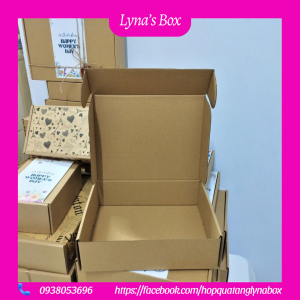 Bán sỉ Combo 10 bộ hộp 30x20x10 25x20x7 18x12x7 15x10x5 cm tặng chúc mừng ngày kỷ niệm bằng giấy kraft kèm thiệp rơm. Phù hợp cho các shop thời trang quà lưu niệm và các mặt hàng khác.