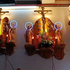 BỘ BÀN THỜ THIÊN CHÚA GỖ PƠ MU TƯỢNG CAO 35CM GẮN ĐÈN LED HÀO QUANG HOA ĐÈN CHẦU ĐẦY ĐỦ