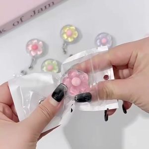 WH Flower Nurse Badge Reel Retractable Cute Strawbarry ID Holder Clips With Alligator Clip ID Tag Clip For Nursing Worker Teachers Hospital Lanyards Accessories