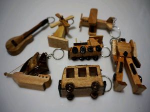 Gantungan Kunci Miniatur Kayu PerahuGitarTransformersKincirMobilPesawat DLL