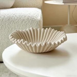 FFBH Beautiful Ceramic Fruit Bowl Modern Home Luxury Table Decoration Tray French Aesthetic Wavy Type Plates Home Table Decorative Z5Q1T