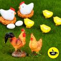 Đàn gà mẹ gà con gà trống mái và trứng trong tổ - mô hình trang trí tiểu cảnh. 
