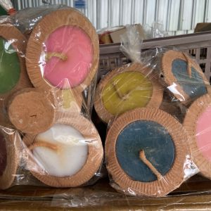 ประทีปใหญ่ มีฐาน หลากสี จุดเพื่อเป็นสิริมงคง เหมาะสำหรับเทศกาลยี่เป็ง ตามความเชื่อ