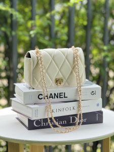 CHARLES & KEITH 25Summer สินค้าใหม่ CK2-20671747 FashionQuilted กระเป๋าสะพายข้างโซ่