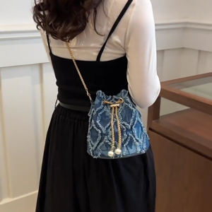 Trendy Tassels Denims Small Bucket Bag for Women Adjustable Chain Strap Crossbody Jeans Purse Drawstring Shoulder Bag