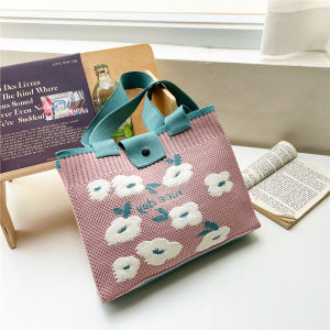 กระเป๋าถือเเบบผ้า กระเป๋าลายดอกทรงเหลี่ยมเเบบติดกระดุมปิด พร้อมหูจับ พิมพ์ลายดอกไม้น่ารักๆ