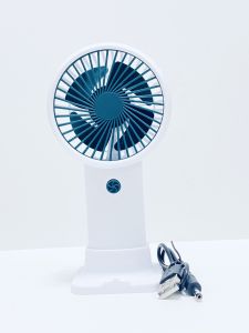blu Kipas Angin Mini Portable USB Cas Dapat Digunakan Sebagai stand/Dudukan Ponsel memiliki warna menarik