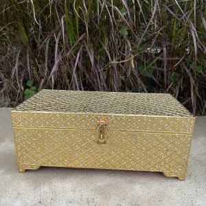 กล่องใส่คัมภีร์ หีบบาลีปาฏิโมกข์ ปิดทอง ลายตาราง  กว้าง 43 ลึก 21 สูง17 cm กล่องปาฎิโมกข์ กล่องไม้ ปิดทองส่องประกายสุกปลั่ง  สำหรับบรรจุหนังสือ พระคัมภีร์บาลีปาฏิโมกข์