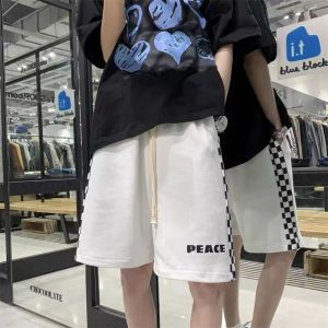 กางเกงขาสั้นลายตารางหมากรุกของผู้ชายในฤดูร้อนให้ความรู้สึกเฉพาะกลุ่มถนนสูงหลวมกางเกงห้าจุดขากว้างอินเทรนด์อินเทรนด์