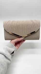 Túi cầm tay nữ đơn giản và sang trọng với thiết kế xếp ly đính đá lấp lánh màu trơn phù hợp cho tiệc tối và đeo chéo.