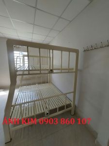 Giường tầng bằng sắt rộng 1m6 dài 2m lớn nằm thoải mái nhiều người 3-4 người