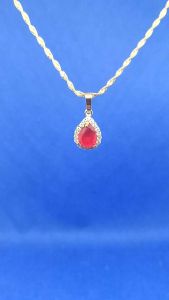 Kalung Melintir Liontin Permata Merah Titanium Gold Perhiasan Fashion Terlaris