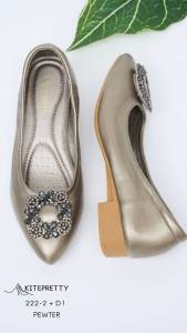 ไซด์ปกติ หน้าเท้าอวบกว้าง+1 ไซด์ รองเท้าคัทชูหัวแหลมประดับอะไหล่สวยหรู เพิ่มความโดดเด่นให้กับเท้าของสาวๆ ส้นสูง 1 นิ้ว พื้นด้านล่างเป็นยางอย่างดี ด้านในบุนวมนุ่มเดินสบายเท้า (222-2)