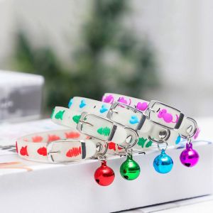 DEQIX การ์ตูน อ่อนนุ่ม สร้อยคอ กับระฆัง แหวนคอ เรืองแสงในเวลากลางคืน สำหรับลูกสุนัข อุปกรณ์สำหรับสุนัข ปลอกคอเรืองแสงแมว ปลอกคอเรืองแสงสำหรับสัตว์เลี้ยง อุปกรณ์สัตว์เลี้ยง