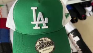 หมวก La NY สีดำและขาว หมวกเบสบอลแบรนด์พรีเมียมของแบล็คยานกี้และดอดเจอร์ส