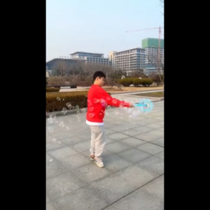 Mesin Buih Tangan Kanak Kanak Bentuk Kincir Warna Warni Tiupan Gelembung Dengan Cecair Sabun Mainan Outdoor Lelaki Perempuan Kids Colorful Bubble Windmill Bubble Stick Bubble Machine Gun Liquid Outdoor Toys 泡泡机儿童手持风车七彩吹泡泡风车水补充液装男女孩泡泡棒器玩具 E058