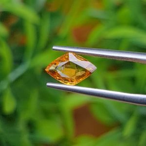 พลอย บุษราคัม yellow sapphire 1.29 กะรัต (Cts.) ดิบ พร้อมใบเซอร์ พลอยแท้ อัญมณีมงคลประจําวันเกิด เครื่องประดับพลอย