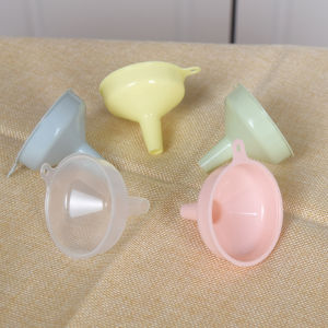 กรวยพลาสติกน้ำมันเทกรวยมินิกรวยแกดเจ็ตครัวขวดเครื่องปรุงกรวยน้ำมัน 500ml