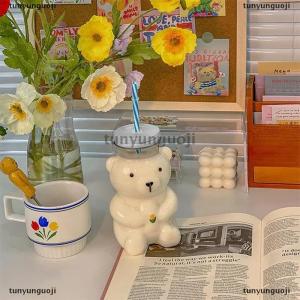 [COD] tunyunguoji ถ้วยหมี ถ้วยฮันนี่แบร์พลาสติก ถ้วยพลาสติกพร้อมฝาปิดและหลอด แก้วน่ารักหมีจิบกาแฟเบียร์ไวน์