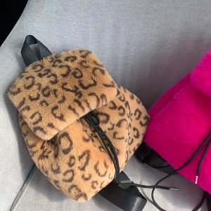 กระเป๋าสะพายหลังขนปุกปุยผ้ากำมะหยี่หรูหราของผู้หญิงสีทึบกระเป๋าสะพายไหล่ขนาดเล็กเลือนที่มีเชือกผูกพร้อมฝาปิดสำหรับ Comfort ฤดูหนาว