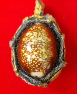 จี้ เบี้ยแก้ ครอบจักรวาล กันมนตร์ดำ..คุณไสยเข้าตัว คุณผี ยาเมา ทั้งหลาย ภายในบรรจุ ปรอทเขย่ามีเสียง แถมผ้ายันต์ ปลุกเสก