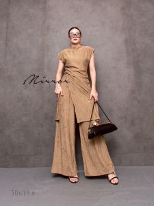 เซ็ทเสื้อคู่กางเกงนี้ ให้ลุคที่ทันสมัยและมีสไตล์ ใส่ได้ทุกเฉดสี ด้วยเนื้อผ้ายืดหยุ่นและรายละเอียดที่พิเศษ 🌟  เซ็ทเสื้อคู่กางเกง สไตล์สวยเก๋..!! ช่วงบนเป็นเสื้อตัวยาวผ่า2ข้างซ้ายขวา..แขนล้ำ..คอปิด ช่วงล่างเป็นกางเกงขากระบอกใหญ่ (ช่วงเอวด้านหลังยืดสม็อค) เ