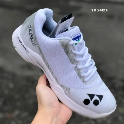 Sepatu Badminton Yonex Aerus Z3 KME Pria Wanita Terbaru Import Premium PowerCushion Desain sporty dengan warna biru cerah dan sol kuning Cocok untuk bermain badminton di lapangan.