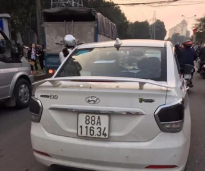 Cánh gió đuôi xe Hỵundai I10 có đèn mộc chưa sơn