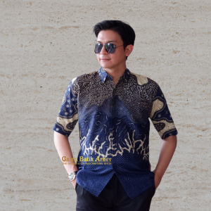 Galeri Batik Ardev - Kastara Kemeja Batik Pria Slim Fit Lengan Panjang Atasan Batik Warna Biru Elektrik