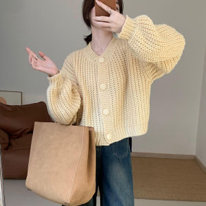 เสื้อกันหนาวผู้หญิง เสื้อคาร์ดิแกนถัก คอวี เสื้อตัวบน หลวม สีพื้น แขนยาว เสื้อโค้ท สี่ กระดุมใหญ่ ดีไซน์