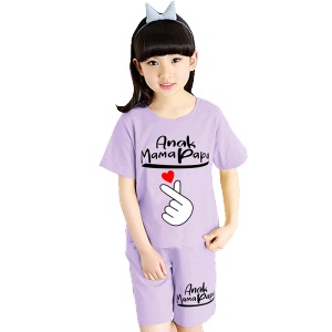 Setelan Anak Perempuan & Baju Anak Mama Papa\\n\\n Mengenal Baju Anak Perempuan & Laki-Laki\\n\\nPakaian anak-anak adalah salah satu kebutuhan utama bagi setiap orang tua. Memilih pakaian yang tepat untuk anak-anak dapat menjadi tantangan tersendiri, terutama ketika mempertimbangkan usia dan aktivitas mereka. Dalam artikel ini, kita akan membahas perbedaan desain dan model baju anak perempuan dan laki-laki, serta memberikan tips memilih baju anak sesuai usia dan aktivitas mereka.\\n\\n Perbedaan Desain dan Model Baju Anak Perempuan & Laki-Laki\\n\\nBaju anak perempuan biasanya memiliki desain yang lebih feminin dan manis, seperti renda, bordir, dan warna-warna pastel. Sedangkan baju anak laki-laki cenderung lebih sederhana dan sporty, dengan warna-warna cerah dan desain yang lebih kasual.\\n\\n Tips Memilih Baju Anak Sesuai Usia dan Aktivitas\\n\\nUntuk memastikan bahwa baju anak sesuai dengan usia dan aktivitas mereka, berikut adalah beberapa tips yang dapat Anda pertimbangkan:\\n\\n* Pertimbangkan tingkat kenyamanan dan kepraktisan baju anak. Pastikan baju anak mudah dipakai dan tidak mengganggu saat bermain atau belajar.\\n* Pilih baju anak yang sesuai dengan cuaca dan musim. Misalnya, pilih baju anak dengan bahan yang lebih ringan dan adem untuk cuaca panas, dan baju anak dengan bahan yang lebih tebal dan hangat untuk cuaca dingin.\\n* Pertimbangkan aktivitas anak. Jika anak Anda aktif dalam olahraga atau kegiatan outdoor lainnya, pilih baju anak yang tahan lama dan mudah dicuci.\\n\\n Setelan Anak Perempuan Mama Papa\\n\\nSetelan anak perempuan mama papa adalah pilihan yang populer bagi banyak orang tua. Berikut adalah beberapa rekomendasi setelan anak perempuan mama papa yang dapat Anda pertimbangkan:\\n\\n* Setelan celana pendek dan atasan dengan desain yang lucu dan manis.\\n* Setelan rok dan blus dengan warna-warna pastel dan bordir yang indah.\\n* Setelan celana panjang dan atasan dengan desain yang sporty dan kasual.\\n\\n Cara Memadukan Setelan Anak Perempuan Mama Papa\\n\\nUntuk memastikan bahwa setelan anak perempuan mama papa yang Anda pilih cocok dan sesuai dengan anak Anda, berikut adalah beberapa cara memadukan setelan anak perempuan mama papa:\\n\\n* Pertimbangkan warna dan desain setelan. Pastikan warna dan desain setelan sesuai dengan kepribadian dan selera anak Anda.\\n* Pertimbangkan tingkat kenyamanan dan kepraktisan setelan. Pastikan setelan anak perempuan mama papa yang Anda pilih nyaman dan mudah dipakai oleh anak Anda.\\n* Pertimbangkan aktivitas anak. Jika anak Anda aktif dalam olahraga atau kegiatan outdoor lainnya, pilih setelan anak perempuan mama papa yang tahan lama dan mudah dicuci.\\n\\n Kaos Anak Perempuan & Laki-Laki\\n\\nKaos anak perempuan dan laki-laki adalah pilihan yang populer bagi banyak orang tua. Berikut adalah beberapa tips memilih kaos anak perempuan dan laki-laki:\\n\\n* Pilih kaos anak dengan bahan yang adem dan nyaman dipakai.\\n* Pertimbangkan warna dan desain kaos. Pilih kaos anak dengan warna dan desain yang sesuai dengan kepribadian dan selera anak Anda.\\n* Pertimbangkan tingkat kenyamanan dan kepraktisan kaos. Pilih kaos anak yang mudah dicuci dan tahan lama.\\n\\n Rekomendasi Kaos Anak Perempuan & Laki-Laki\\n\\nBerikut adalah beberapa rekomendasi kaos anak perempuan dan laki-laki yang dapat Anda pertimbangkan:\\n\\n* Kaos anak perempuan dengan desain yang lucu dan manis, seperti boneka atau karakter kartun favorit anak Anda.\\n* Kaos anak laki-laki dengan desain yang sporty dan kasual, seperti logo tim olahraga favorit anak Anda.\\n* Kaos anak dengan bahan yang adem dan nyaman dipakai, seperti katun atau polyester.\"