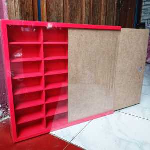 Rak Hot Wheels Isi 28 Slot Bahan Kayu Dilengkapi Penutup MDF Bisa Gantung Rak Gantung