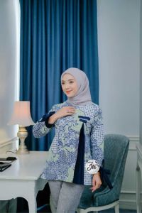 Baju atasan wanita lengan panjang - Atasan wanita terbaru kekinian - Atasan wanita modern - Blouse batik wanita murah terbaru - Baju batik wanita murah - Blouse batik kombinasi - Atasan wanita seragam kerja