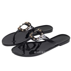 รองเท้าแตะแฟชั่นแบบมีหมุด สไตล์ใหม่ รองเท้าแตะแบบแบน ลายก้างปลา สำหรับชายหาด ฤดูร้อน ส่งออกยุโรปและอเมริกา สวมใส่กลางแจ้งคุณภาพสูง [ จัดส่งฟรี ]