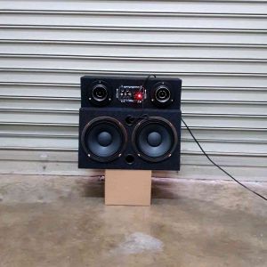 ตู้ลำโพงสำเร็จรูป มีแอมป์ในตัว สามารถเชื่อมต่อ Bluetooth USB AUX 6.5 (1คู่) ดอก 4นิ้ว (1คู่) และไฟบ้าน 60 วิตามิน