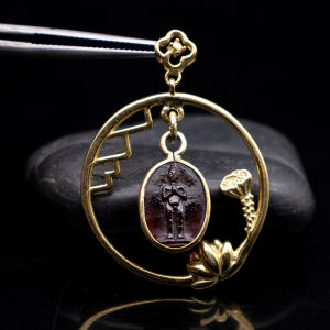 จี้พลอยโกเมนแกะสลักไอ้ไข่ สัญลักษณ์แห่งความสำเร็จและโชคลาภ ตัวเรือนเงินแท้ 92.5 % ทองคำ