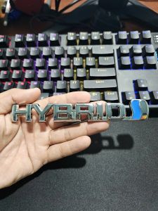 Chữ nổi Hybrid được dán phía sau và bên hông các loại xe lai Hybrid