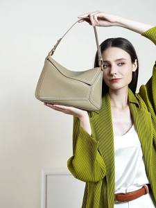 2026 New Model Lychee Pattern Genuine Leather Baguette Bag Simple Lock Soft Bag Handheld Shoulder Crossbody Commuting Bag for Women