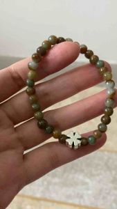 สร้อยข้อมือ สร้อยข้อมือหยก สร้อยข้อมือหยกแท้ สร้อยข้อมือหยกดิบ สร้อยข้อมือหยกพม่า กำไล กำไลหยก กำไลหยกพม่า กำไลหยกพม่าแท้ กำไลหยกแท้ กำไลหยกดิบ สร้อยข้อมือหยกพม่าดิบแท้ Jadeite Type A ขนาด 6 มม. คั่นด้วยตัวคั่นรูปใบโคลเวอร์ 4 แฉก