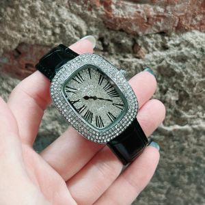 Watchhiend นาฬิกาข้อมือแฟชั่นผู้หญิง ยี่ห้อหรู เหมือน1:1 หน้าปัดประดับเพชรขนาด 35 มม. สายหนังแท้ พร้อมกล่องปั๊มแบรนด์ค่ะ