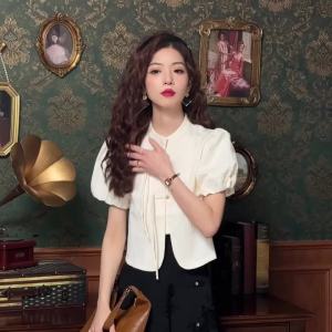 AMMIN คอเสื้อแต่งพู่แบบติดกระดุมสำหรับฤดูร้อนเสื้อแฟชั่นวินเทจเสื้อชีฟองฟูแขนสั้นเสื้อเบลาส์หรูหราสไตล์จีนคลาสสิกสำหรับฤดูร้อน2024