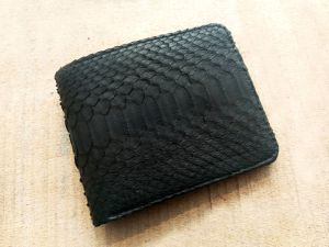 Dompet Pria Kulit Exotic Phyton Model Bifold Warna Hitam Garansi 1 Tahun