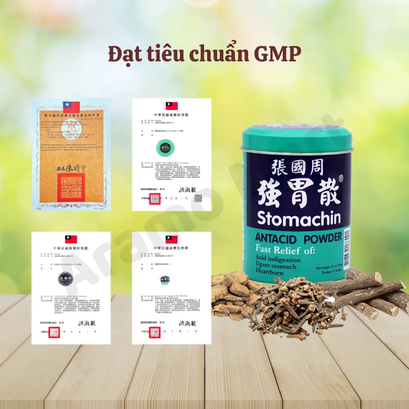 Qizlar oyoqlarini kotarib, mushuklarini korsatadilar