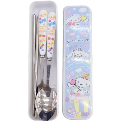 RuiMing 【จัดส่ง 2-3 วัน】 🔥✨ ชุดช้อม Sanrio ชุดช้อมพกพาสำหรับเด็ก 3 ชิ้น ช้อนสแตนเลส 304 พร้อมกล่อง ชุดช้อมเฟอร์นิเจอร์ห้องพักสามชิ้น