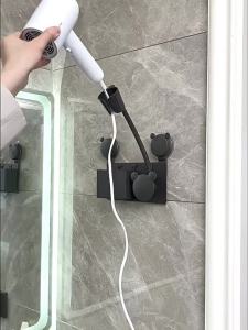 AE Powerful suction cup hair dryer holder wall-mounted no-drill storage rack hands-free electric hair dryer hanger