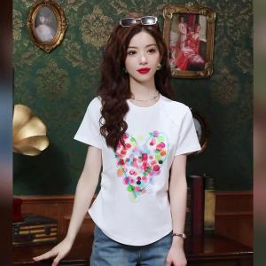 AMMIN เสื้อเบลาส์มัดย้อมหัวใจแต่งตำแหน่งแฟชั่นของผู้หญิงเสื้อยืดผ้าฝ้ายล้วนคอกลมใหม่ฤดูร้อนปี2024แขนสั้น