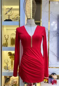 Mbelle. เดรสสั้น แขนยาว ผ้าเรย่อนเกรดA  แต่งชีทรูช่วงอก