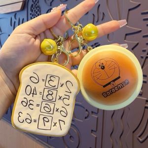 BEAUTYLADIES ฟื้นตัวช้า พวงกุญแจโดราเอมอน หยิก จี้ กระเป๋าใส่กุญแจรูปขนมปังหน่วยความจำ แฟชั่น อนิเมะ ของเล่นบีบโดรายากิ ตกแต่งกระเป๋าเป้