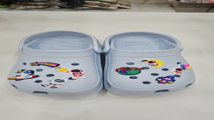 Sticker 2D Charm gắn dép sục mẫu C21 phi hành gia