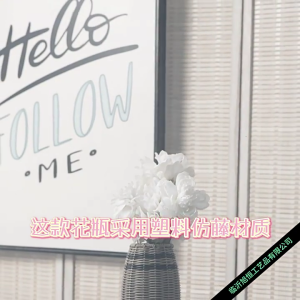 ผู้ถือตะกร้าสานคลาสสิกสำหรับบ้านที่สวยงามตะกร้าดอกไม้ประดิษฐ์ด้วยฝีมือพลาสติกที่มีความทะเยอทะยานตามธรรมชาติ